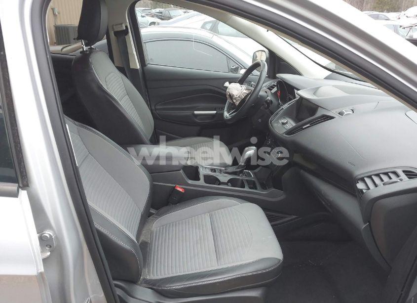 Photo 5 of 2019 Ford Escape SE (VIN 1FMCU0GD5KUB10172)