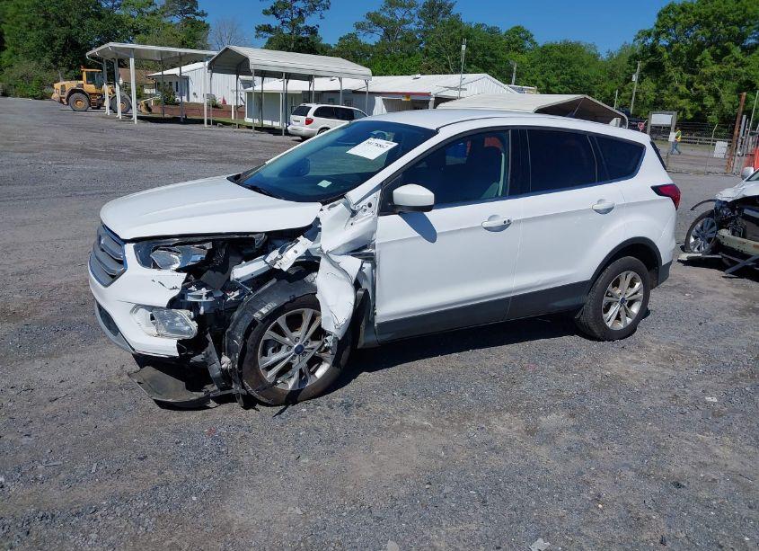 Photo 2 of 2019 Ford Escape SE (VIN 1FMCU0GD5KUB33161)