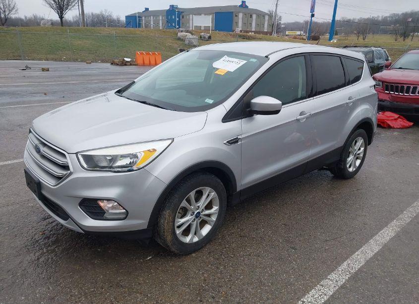 Photo 2 of 2017 Ford Escape SE (VIN 1FMCU0GD6HUC66181)