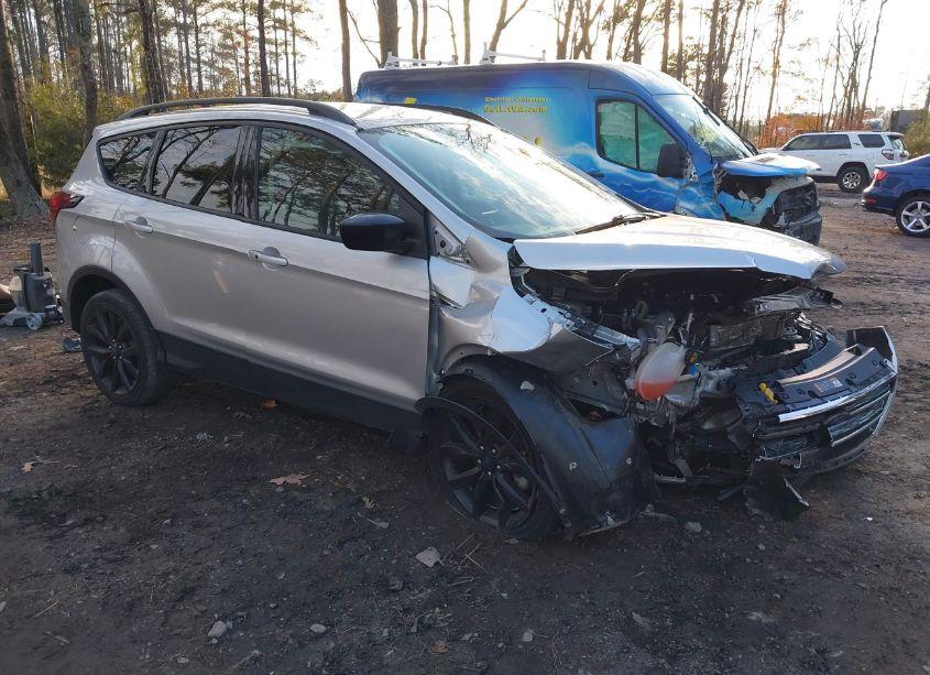 2019 Ford Escape SE (VIN 1FMCU0GD6KUB80814) main photo