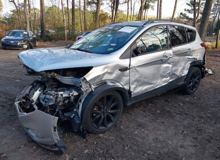 Photo 2 of 2019 Ford Escape SE (VIN 1FMCU0GD6KUB80814)