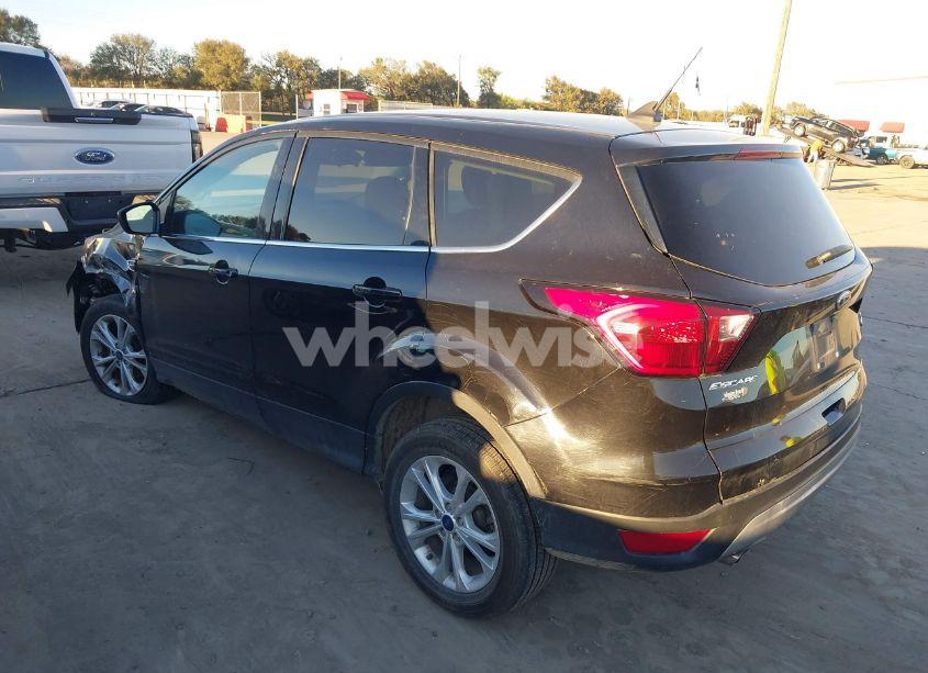 Photo 3 of 2019 Ford Escape SE (VIN 1FMCU0GD6KUC52417)