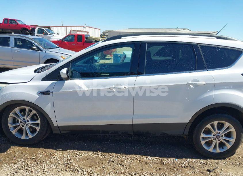Photo 14 of 2018 Ford Escape SE (VIN 1FMCU0GD7JUA47722)