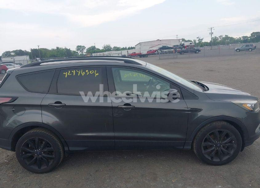 Photo 13 of 2018 Ford Escape SE (VIN 1FMCU0GD7JUB40899)