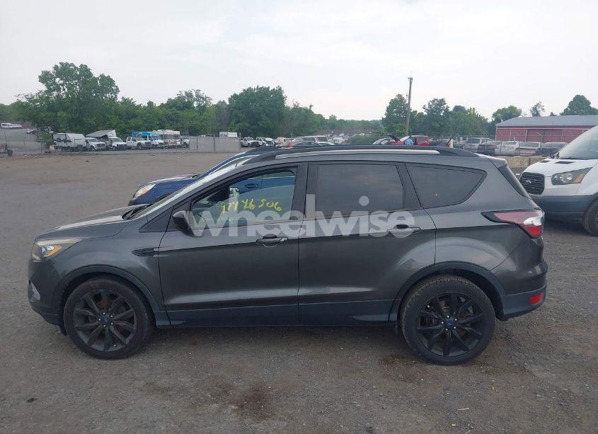Photo 14 of 2018 Ford Escape SE (VIN 1FMCU0GD7JUB40899)