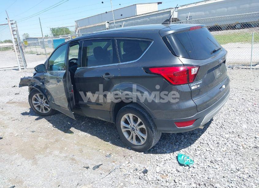 Photo 3 of 2019 Ford Escape SE (VIN 1FMCU0GD7KUA49858)