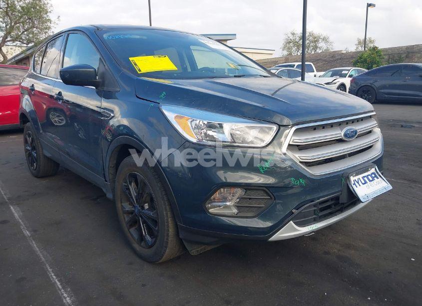 2019 Ford Escape SE (VIN 1FMCU0GD7KUB32397) main photo