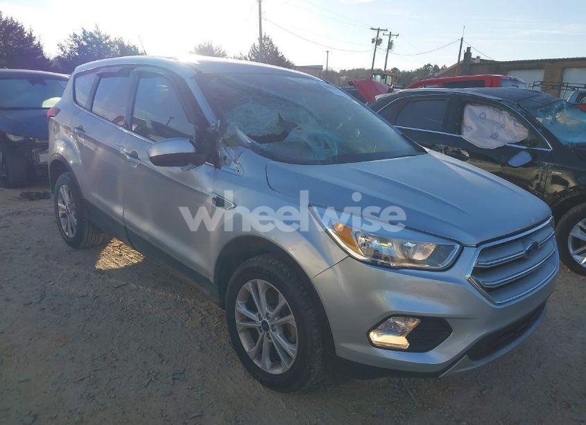 2019 Ford Escape SE (VIN 1FMCU0GD7KUB45277) main photo