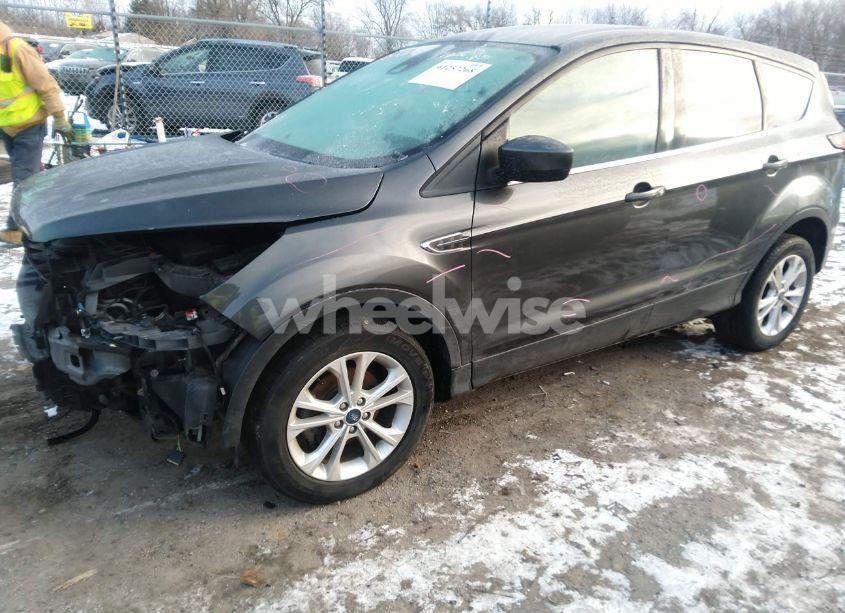 Photo 2 of 2019 Ford Escape SE (VIN 1FMCU0GD7KUC35531)