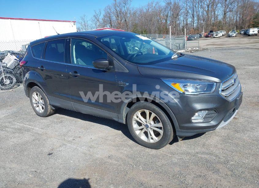 2019 Ford Escape SE (VIN 1FMCU0GD8KUA50680) main photo