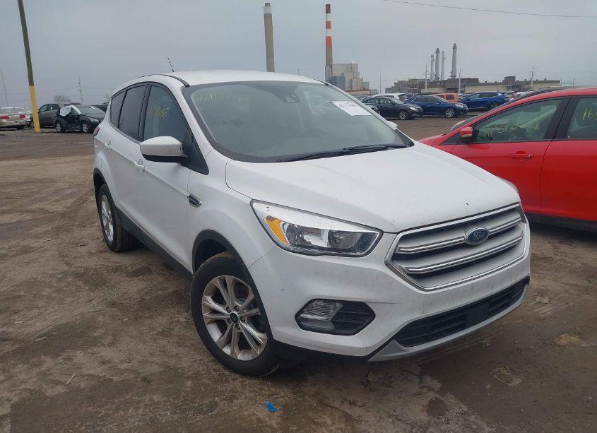 2019 Ford Escape SE (VIN 1FMCU0GD8KUA69472) main photo
