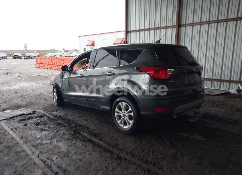 Photo 3 of 2019 Ford Escape SE (VIN 1FMCU0GD8KUB01370)