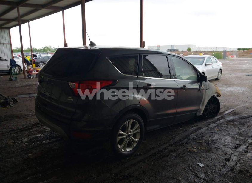 Photo 4 of 2019 Ford Escape SE (VIN 1FMCU0GD8KUB01370)