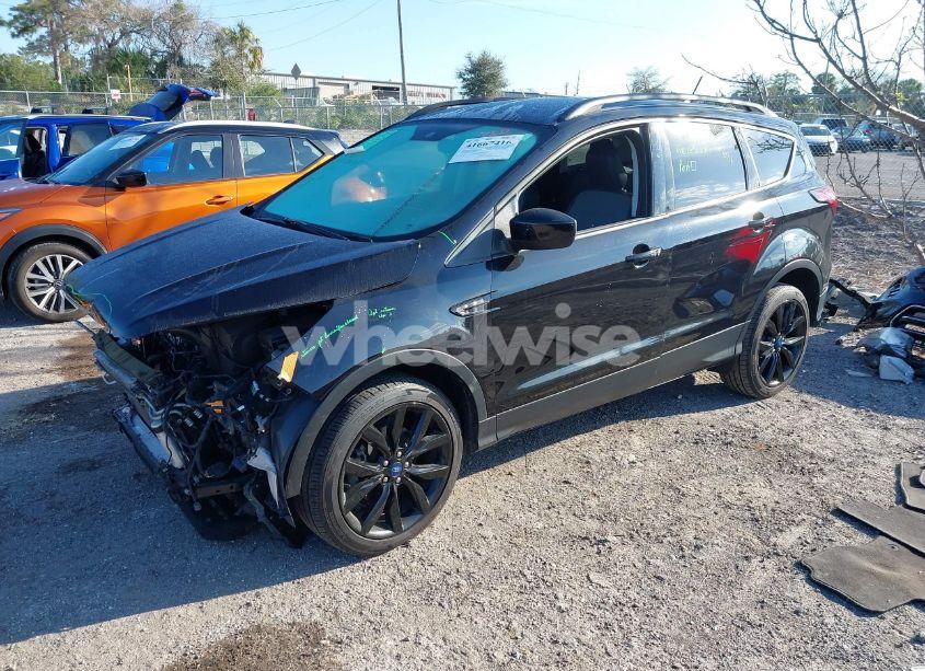 Photo 2 of 2019 Ford Escape SE (VIN 1FMCU0GD8KUB06746)