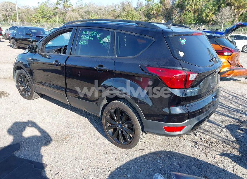 Photo 3 of 2019 Ford Escape SE (VIN 1FMCU0GD8KUB06746)