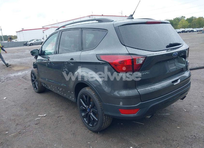 Photo 3 of 2019 Ford Escape SE (VIN 1FMCU0GD8KUB32988)