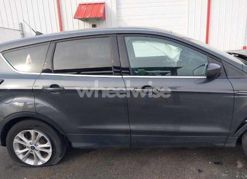 Photo 14 of 2019 Ford Escape SE (VIN 1FMCU0GD8KUC35554)