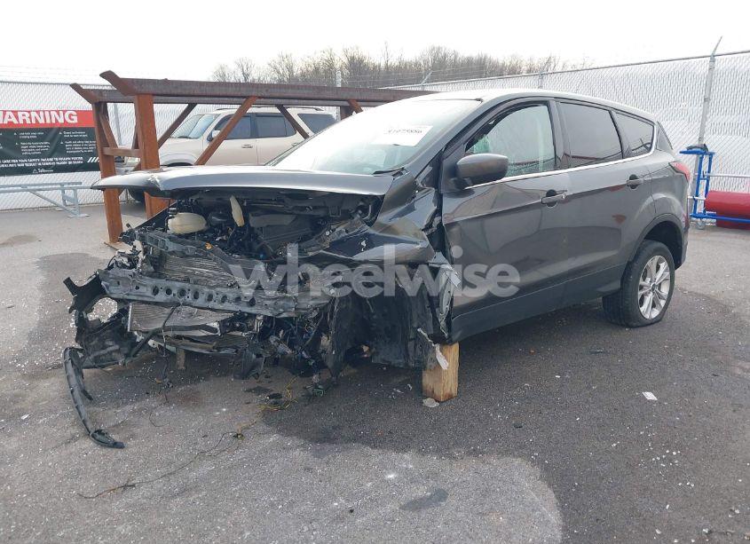 Photo 2 of 2019 Ford Escape SE (VIN 1FMCU0GD8KUC35554)