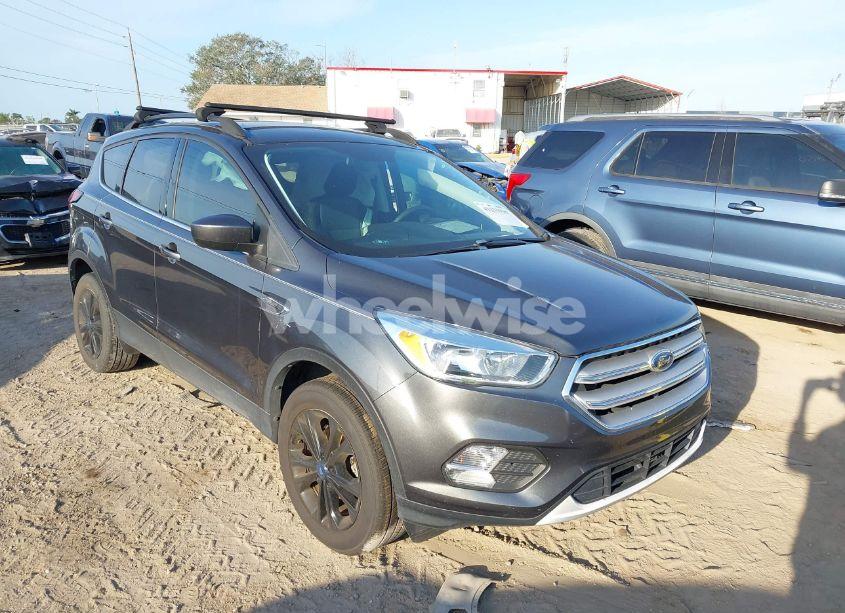 2019 Ford Escape SE (VIN 1FMCU0GD8KUC46361) main photo