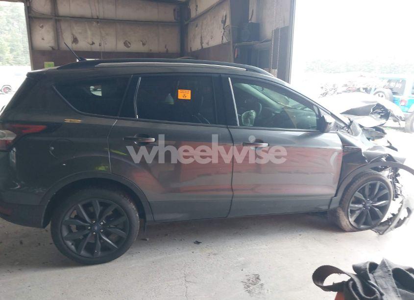 Photo 13 of 2018 Ford Escape SE (VIN 1FMCU0GD9JUA78826)