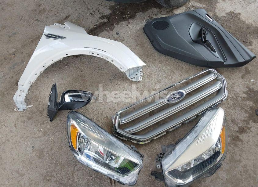 Photo 12 of 2019 Ford Escape SE (VIN 1FMCU0GD9KUB00180)