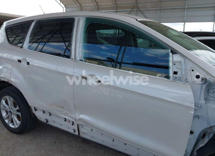 Photo 14 of 2019 Ford Escape SE (VIN 1FMCU0GD9KUB00180)