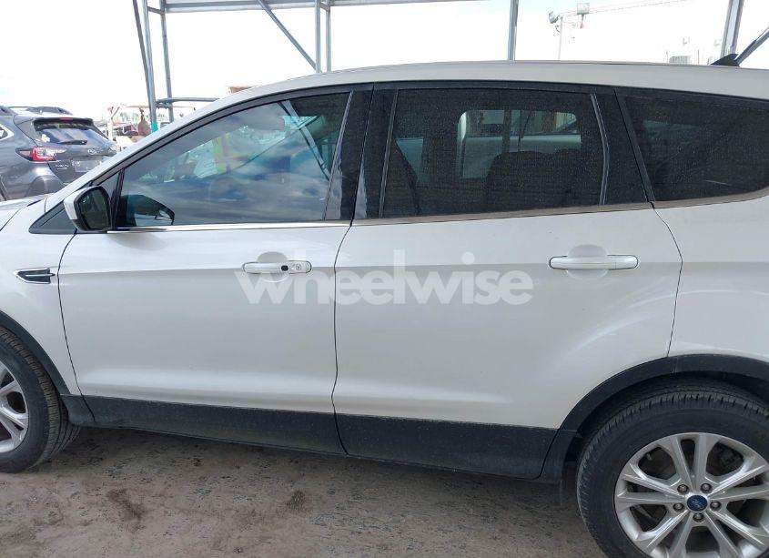 Photo 15 of 2019 Ford Escape SE (VIN 1FMCU0GD9KUB00180)