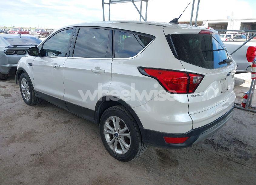 Photo 3 of 2019 Ford Escape SE (VIN 1FMCU0GD9KUB00180)