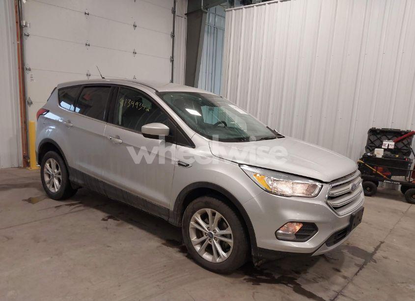2019 Ford Escape SE (VIN 1FMCU0GD9KUB61111) main photo