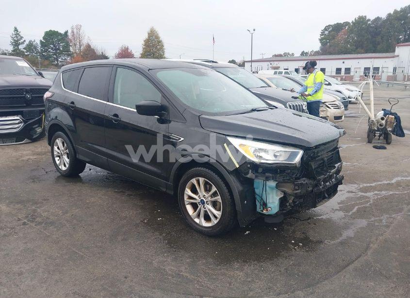 2017 Ford Escape SE (VIN 1FMCU0GDXHUA18953) main photo