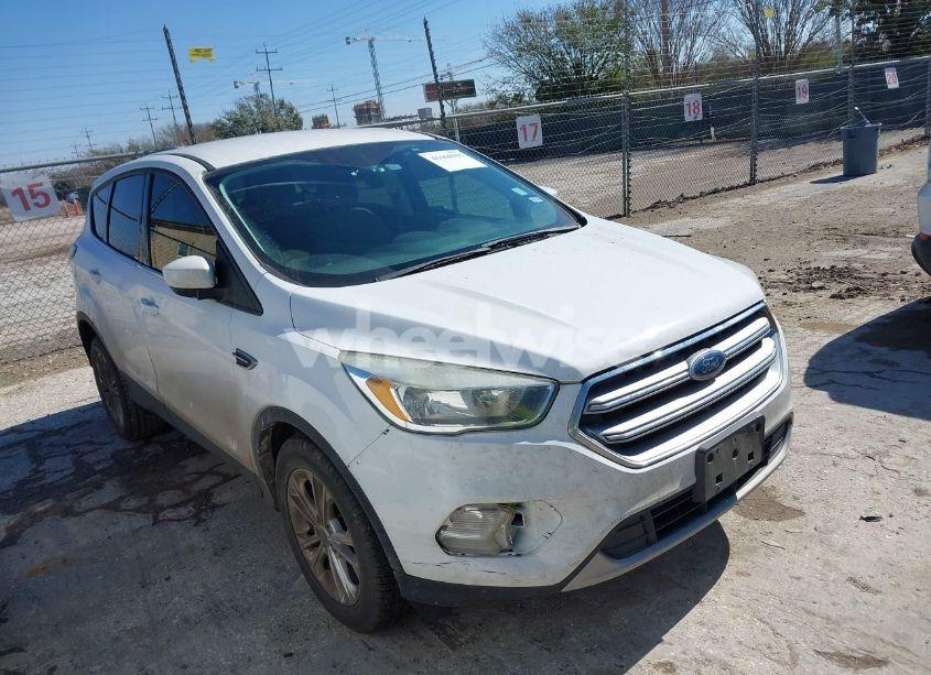 2017 Ford Escape SE (VIN 1FMCU0GDXHUA80806) main photo