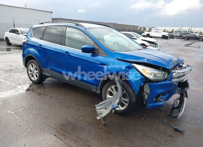 2017 Ford Escape SE (VIN 1FMCU0GDXHUC28145) main photo