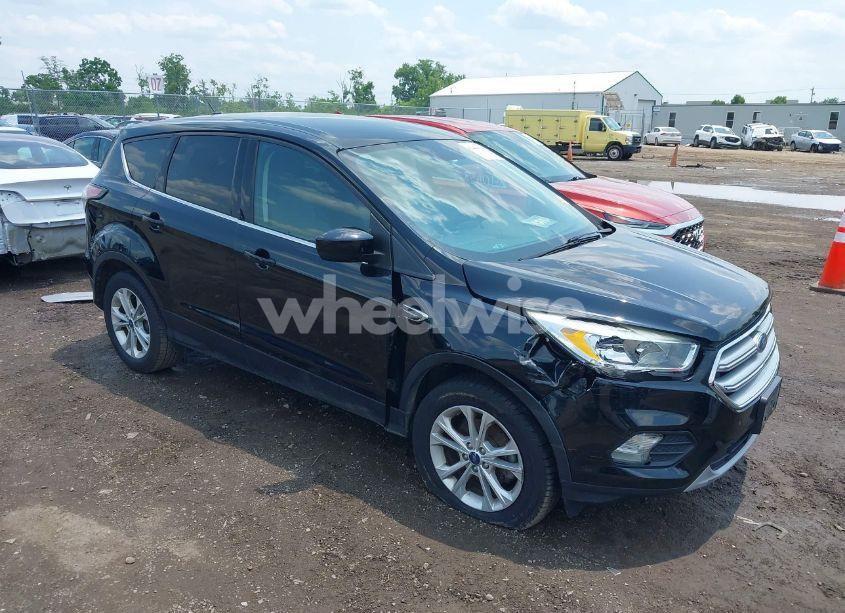 2017 Ford Escape SE (VIN 1FMCU0GDXHUC46418) main photo