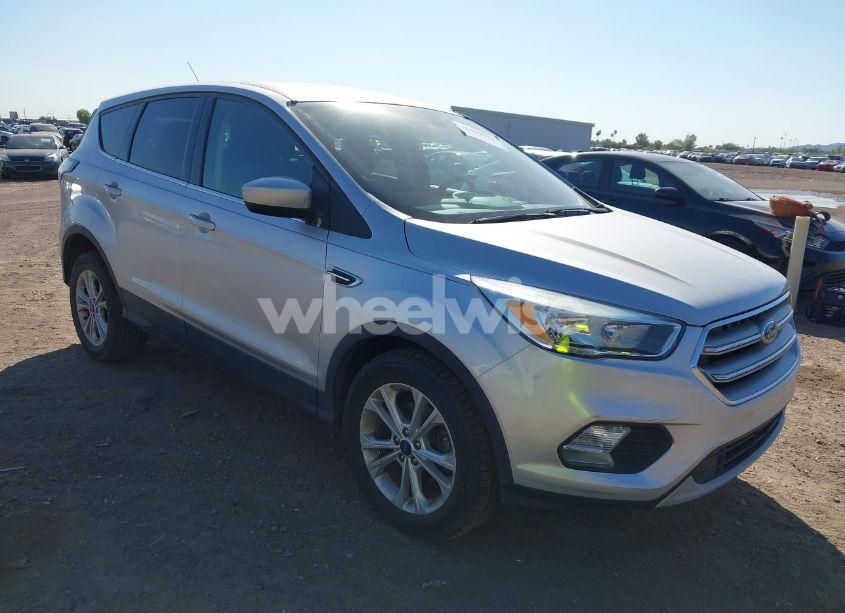 2017 Ford Escape SE (VIN 1FMCU0GDXHUE92207) main photo