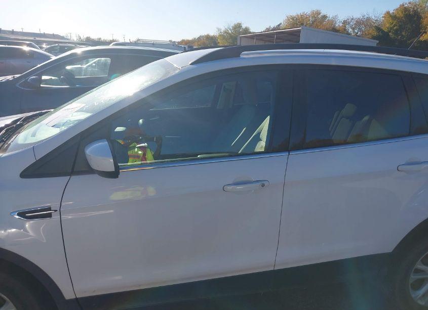 Photo 15 of 2018 Ford Escape SE (VIN 1FMCU0GDXJUB11929)