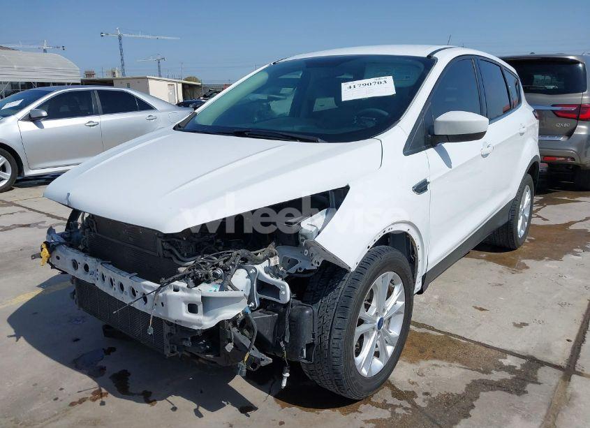 Photo 2 of 2019 Ford Escape SE (VIN 1FMCU0GDXKUA53726)