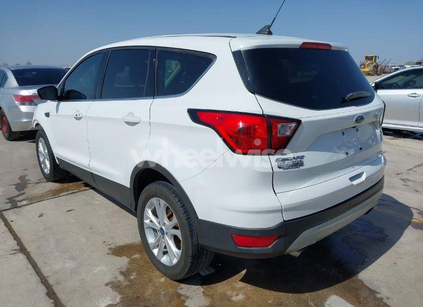 Photo 3 of 2019 Ford Escape SE (VIN 1FMCU0GDXKUA53726)