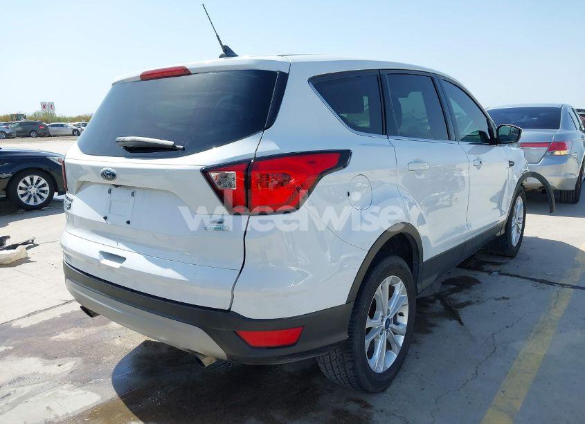 Photo 4 of 2019 Ford Escape SE (VIN 1FMCU0GDXKUA53726)