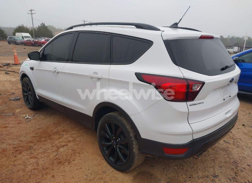 Photo 3 of 2019 Ford Escape SE (VIN 1FMCU0GDXKUA74253)