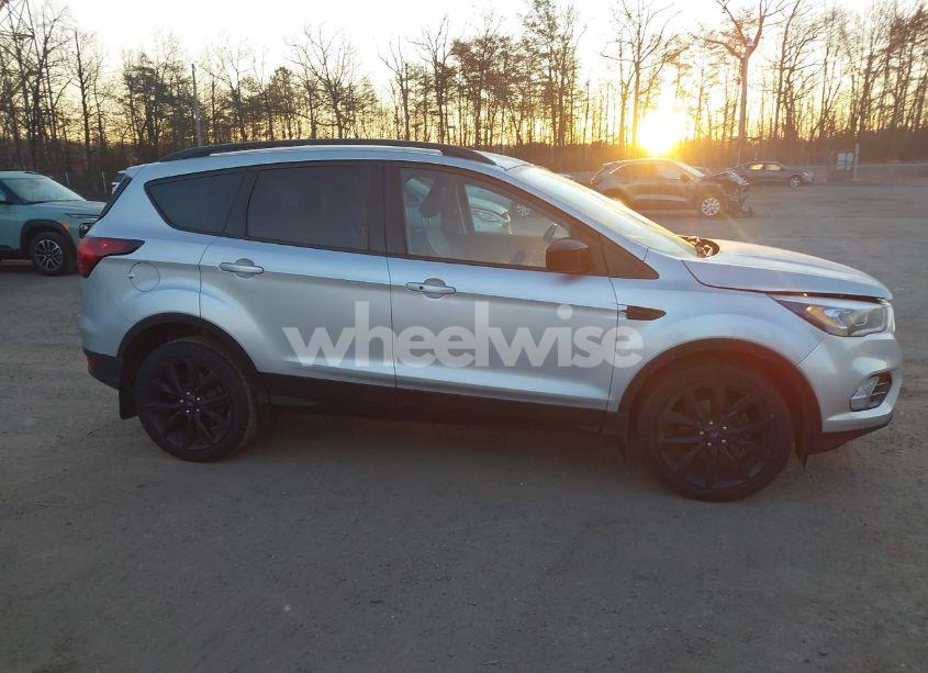 Photo 13 of 2019 Ford Escape SE (VIN 1FMCU0GDXKUB29669)