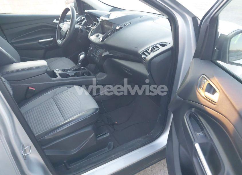 Photo 5 of 2019 Ford Escape SE (VIN 1FMCU0GDXKUB29669)