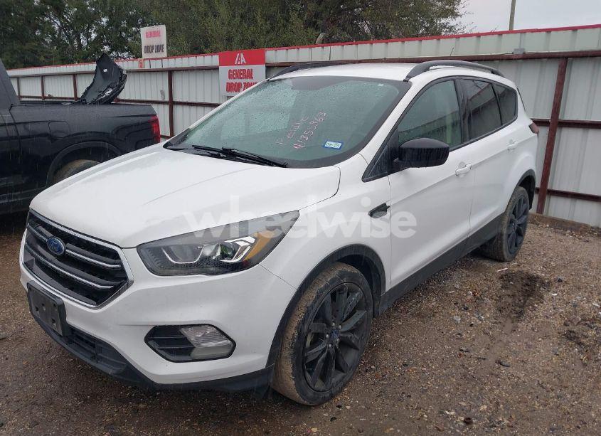 Photo 2 of 2019 Ford Escape SE (VIN 1FMCU0GDXKUC06346)