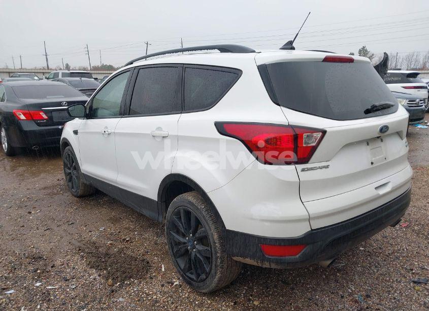 Photo 3 of 2019 Ford Escape SE (VIN 1FMCU0GDXKUC06346)