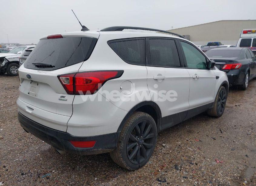 Photo 4 of 2019 Ford Escape SE (VIN 1FMCU0GDXKUC06346)
