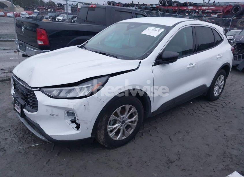 Photo 2 of 2024 Ford Escape (VIN 1FMCU0GN2RUB15736)