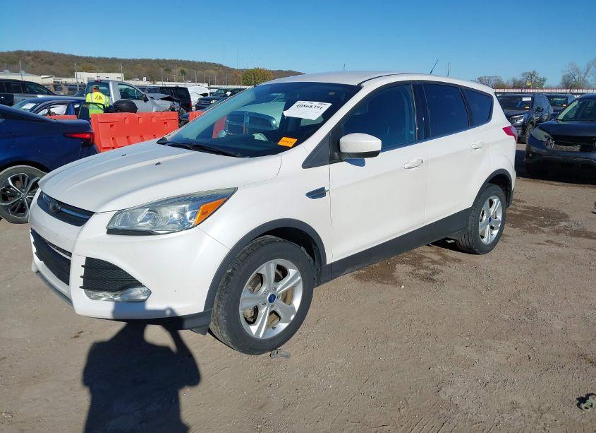 Photo 2 of 2016 Ford Escape SE (VIN 1FMCU0GX1GUA20101)