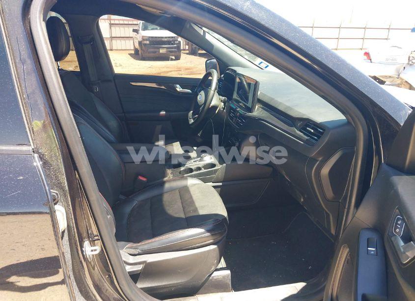 Photo 5 of 2023 Ford Escape ST-LINE (VIN 1FMCU0MN1PUB38541)