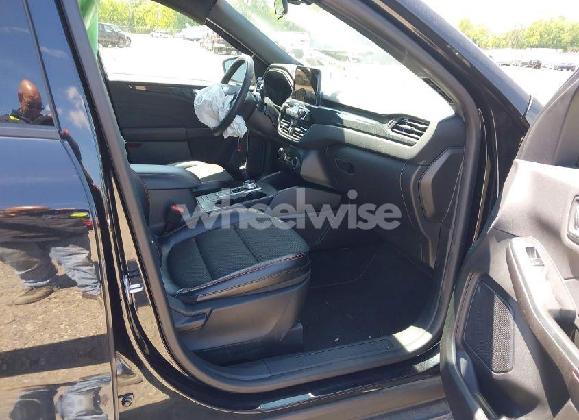 Photo 5 of 2023 Ford Escape ST-LINE (VIN 1FMCU0MN4PUA06356)
