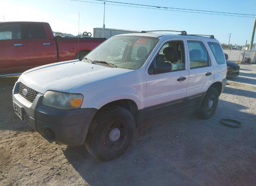 Photo 2 of 2005 Ford Escape XLS (VIN 1FMCU92Z45KD72689)