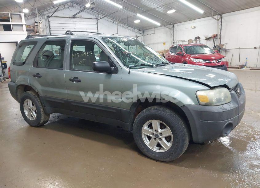 2005 Ford Escape XLS (VIN 1FMCU92Z95KA87101) main photo